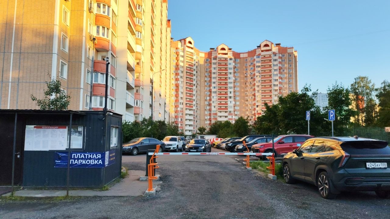 Парковка Химки, Совхозная 29 — въезд вечером